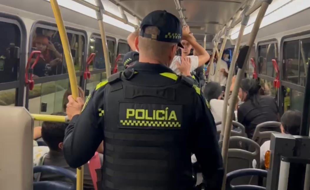 Requisa de policías en buses