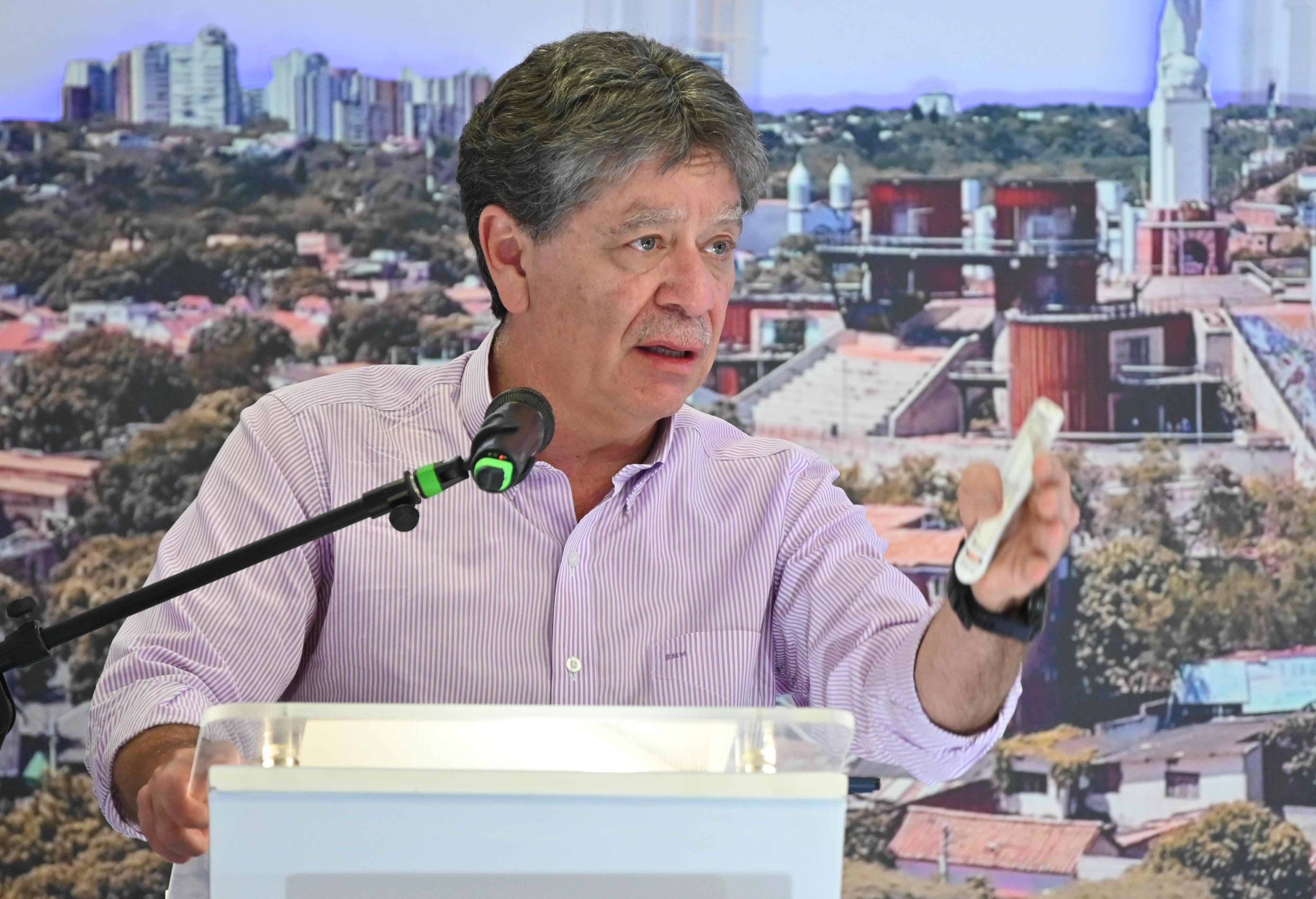 El presidente de la ANDI Bruce Mac Master