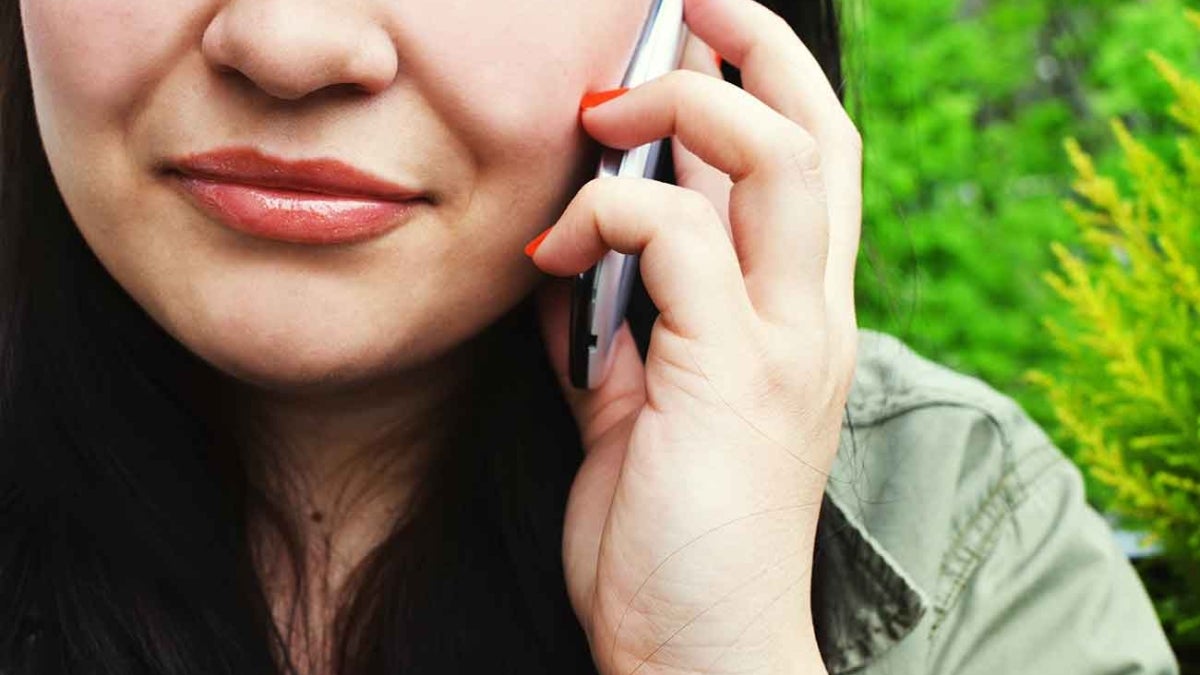 Referencia de madre de familia que habla por teléfono