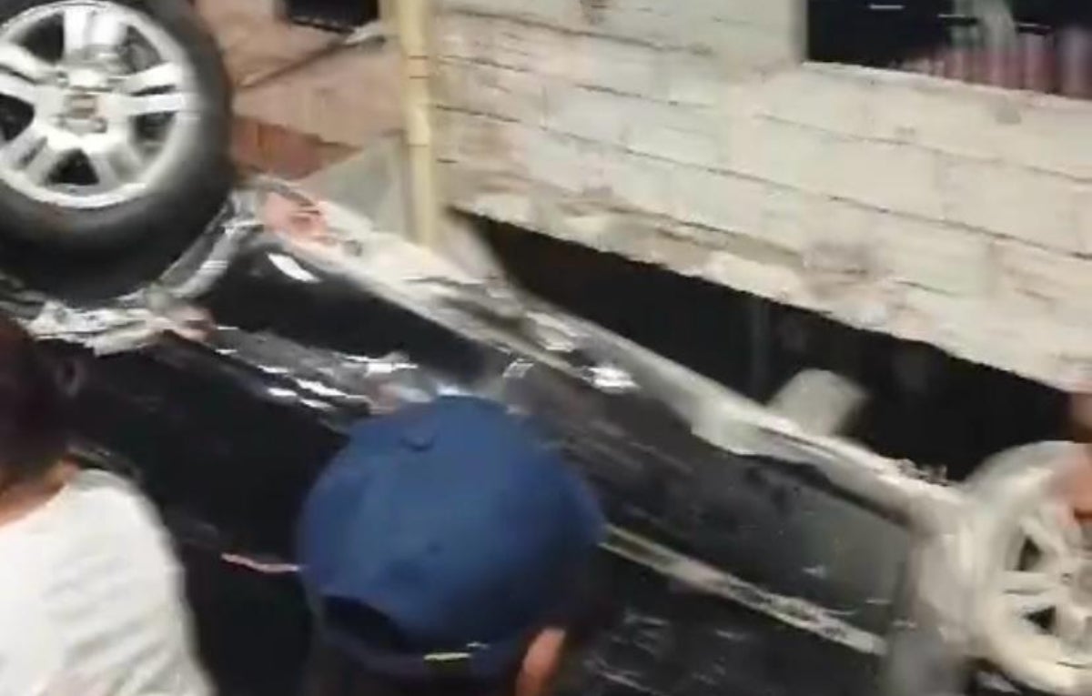 Vehículo sin frenos arrasó con rejas y terminó volcado en el Popular, Medellín: Conductor gravemente herido