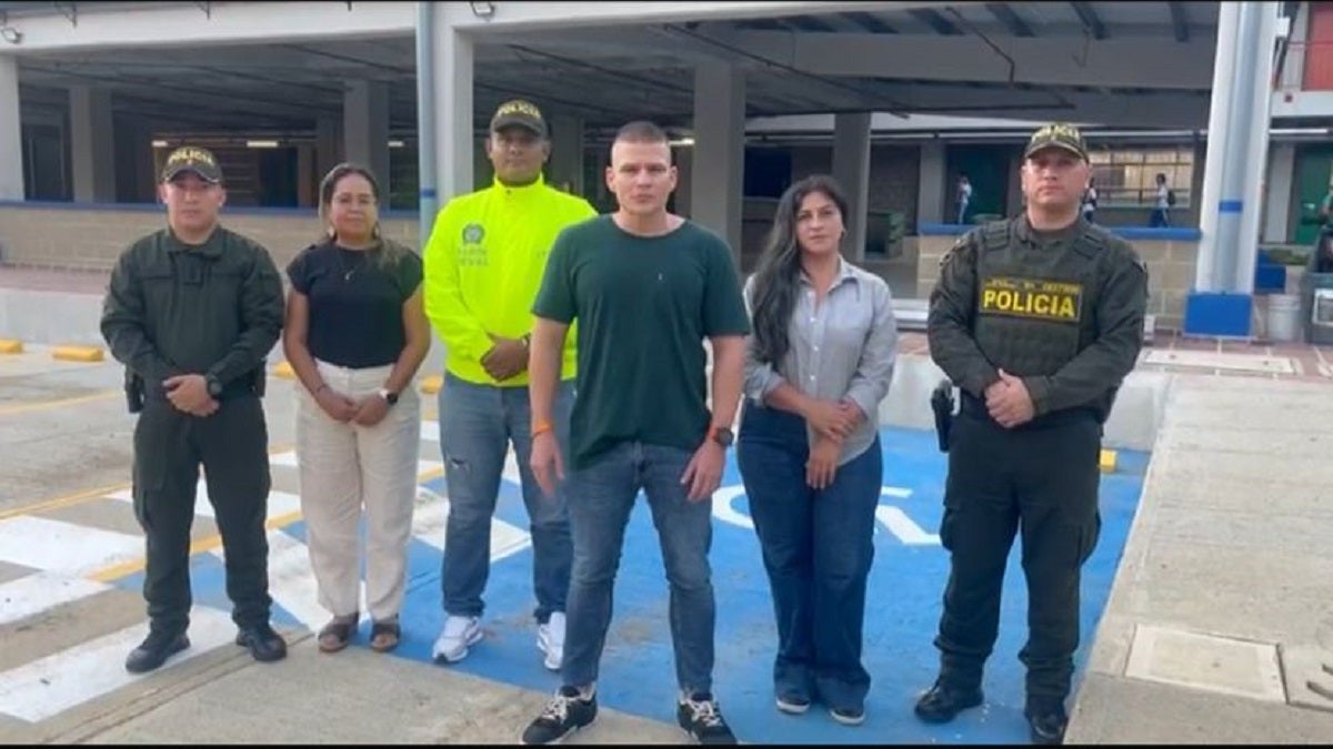 Rectora de un colegio de Urabá denuncia la presencia de un hombre en un vehículo sin placas alrededor de su institución