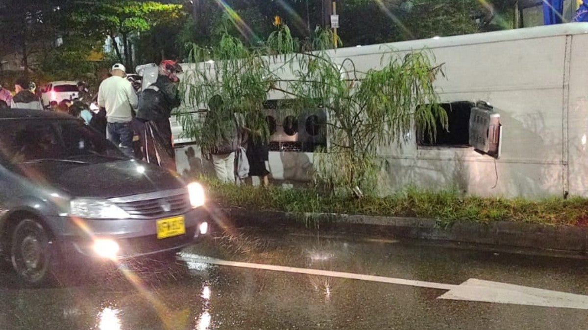 Volcamiento de bus deja varias personas lesionadas en Bello