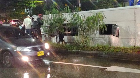 [Video] Siete lesionados dejó volcamiento de bus en Bello, Antioquia