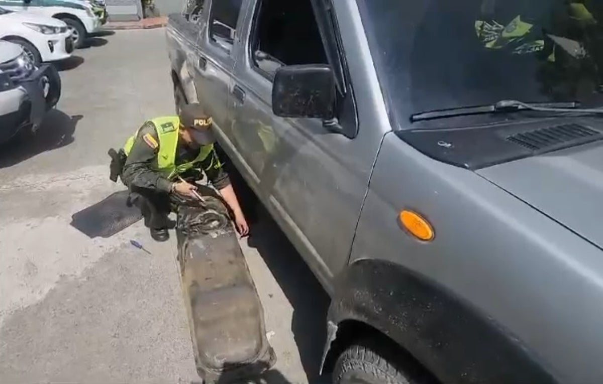 "Narcos" encaletaron 51 envases de droga en el tanque de gasolina de una camioneta en Antioquia