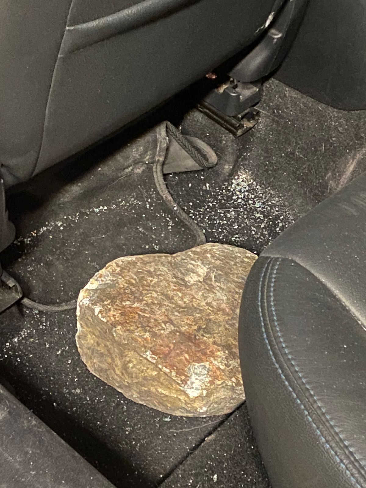 Piedra arrojada a vehículo en vías de la ciudad de Medellín