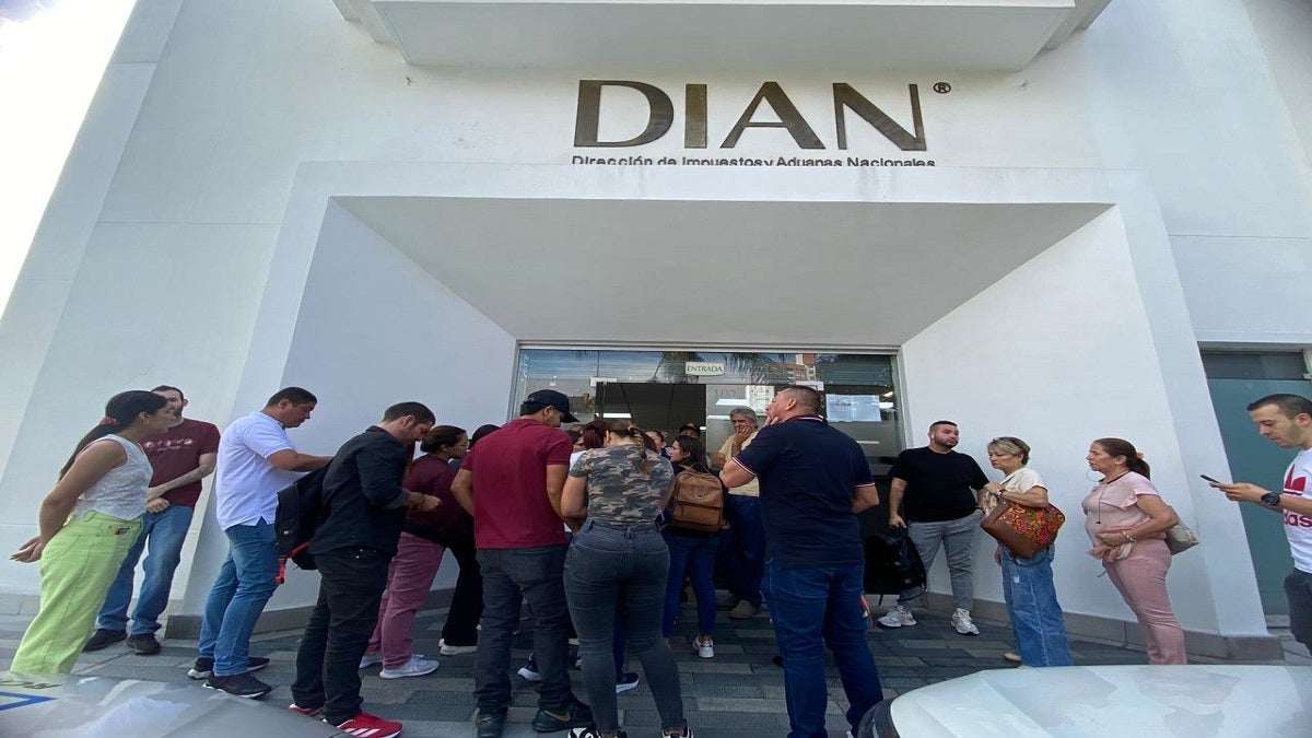 Inconvenientes en la página web de la DIAN obligan a los medellinenses a ir hasta las sedes de la entidad