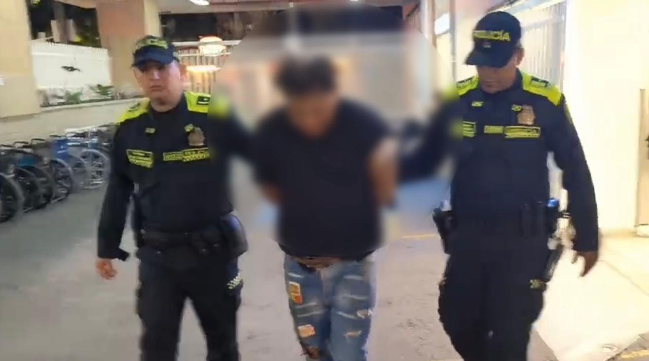 ¿Justicia por propia mano?: Lincharon a hombre por golpear a su pareja en pleno centro de Medellín: Acusado de abuso sexual