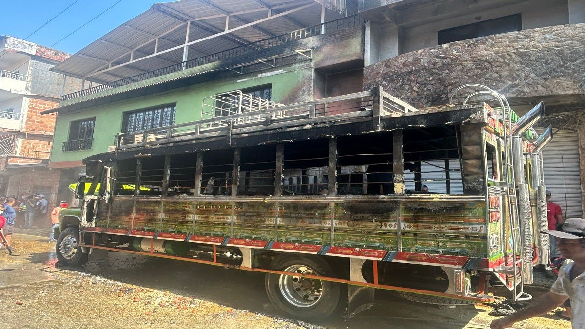 Incendio de un vehículo en el municipio de San Rafael, Oriente antioqueño deja como reporte preliminar una persona fallecida y un menor de edad desaparecido.