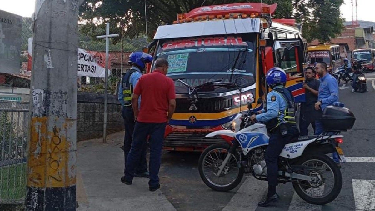 Uno de los buses implicados en carreras ilegales en Medellín