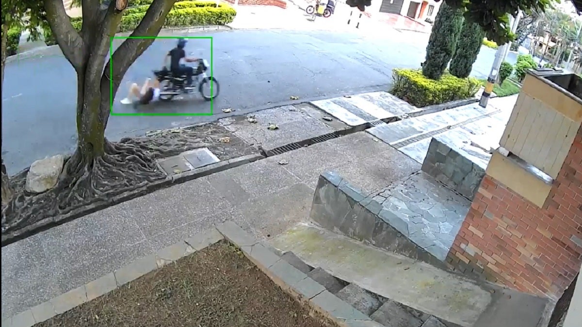 Presunto ladrón en moto habría arrastrado a su víctima por una calle de Medellín