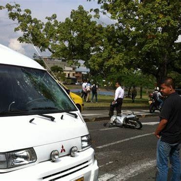 Motociclista entre la vida y la muerte tras aparatosa colisión en La Ceja