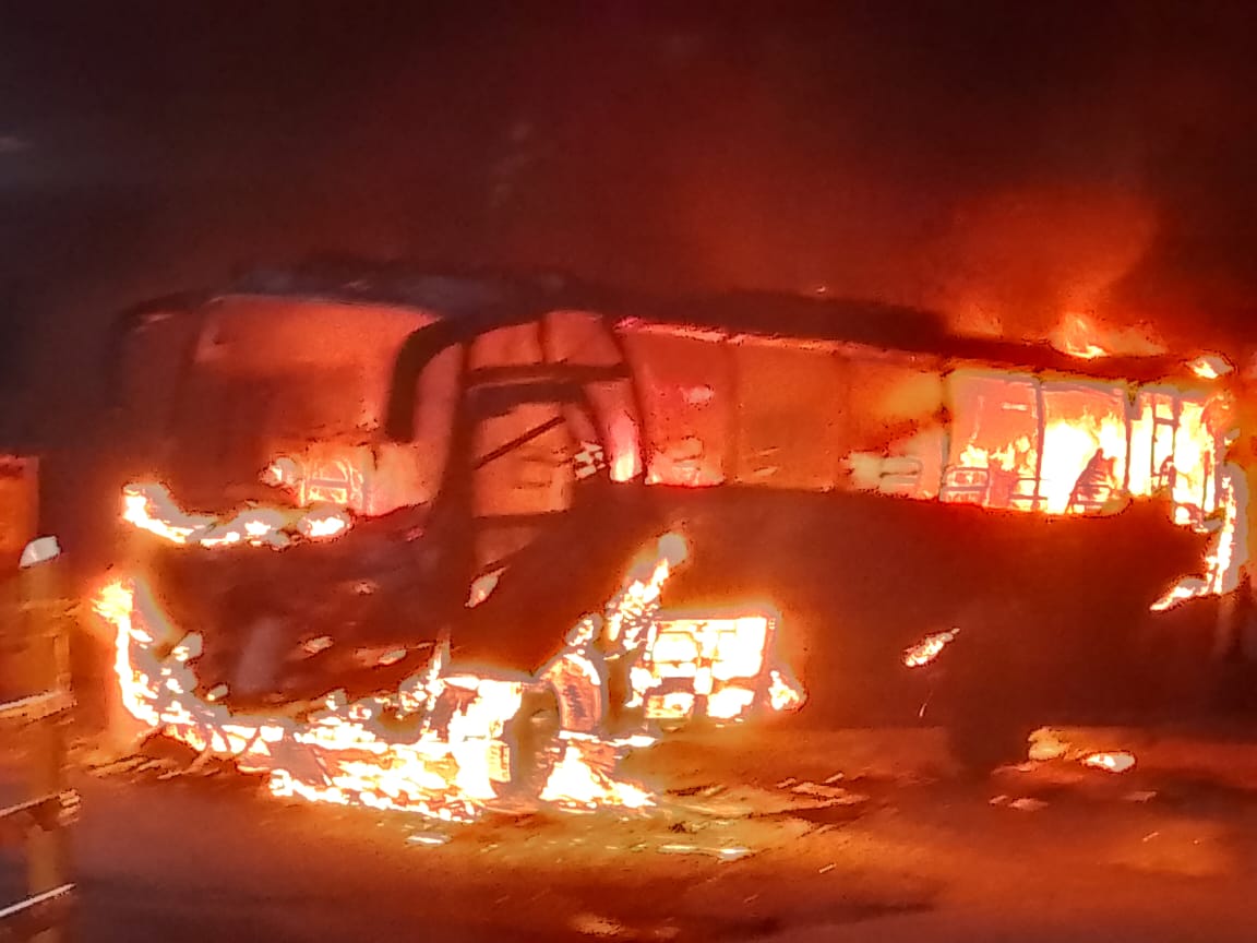 [FOTOS] Incendiaron bus de Rápido Ochoa en la vía Medellín-Quibdó: pasajeros atemorizados y transportadores exigen garantías