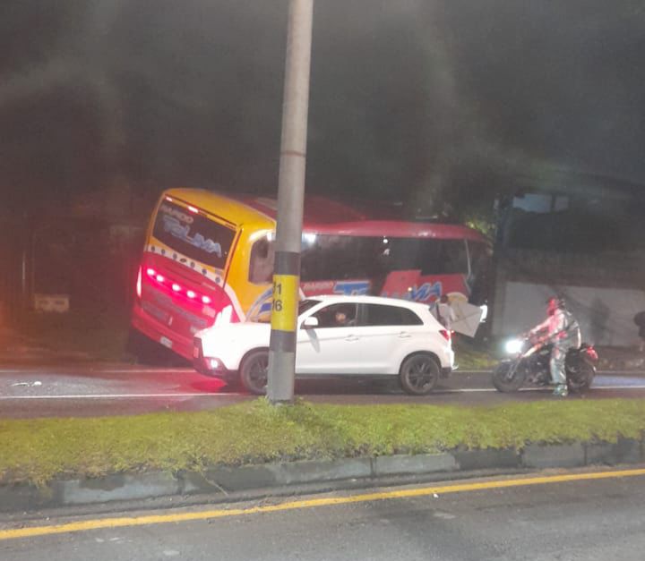 Emergencia en la Medellín-Bogotá: Bus de Rápido Tolima se estrelló y causó colisión múltiple