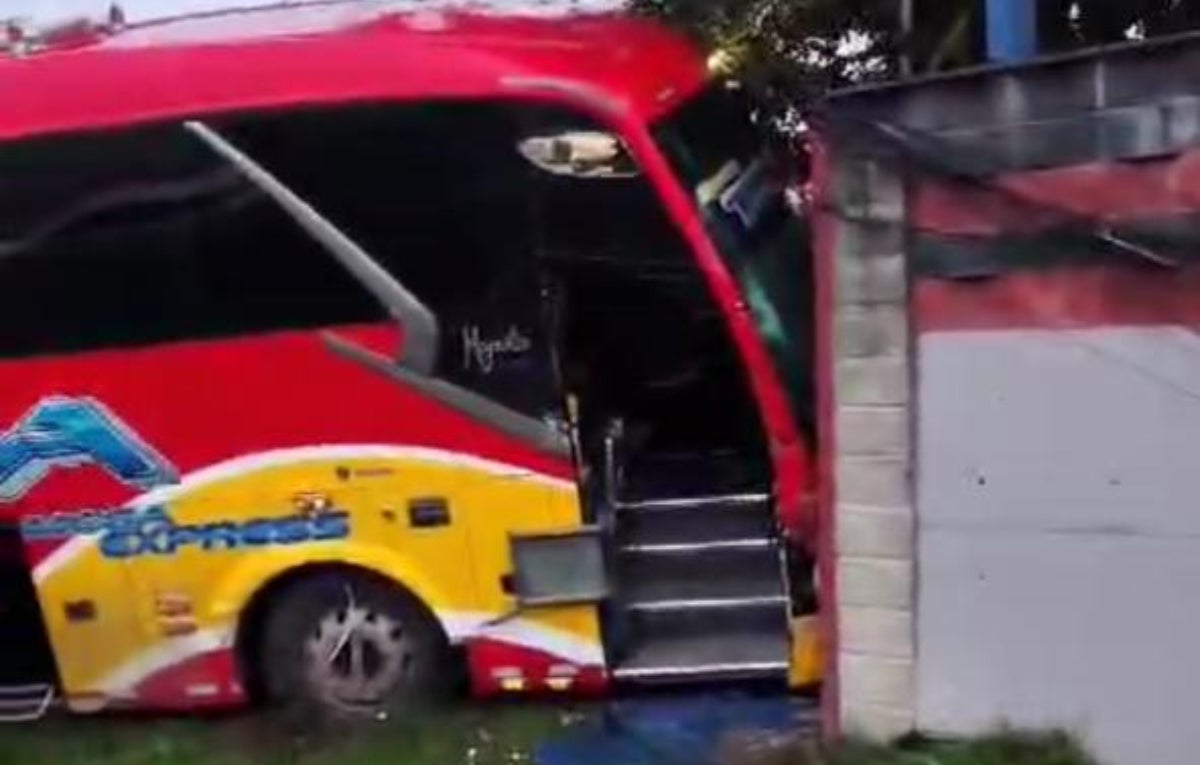 Emergencia en la Medellín-Bogotá: Bus de Rápido Tolima se estrelló y causó colisión múltiple