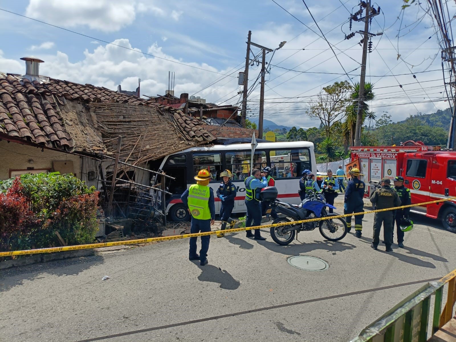Choque de bus contra vivienda deja cinco heridos en La Estrella, Antioquia