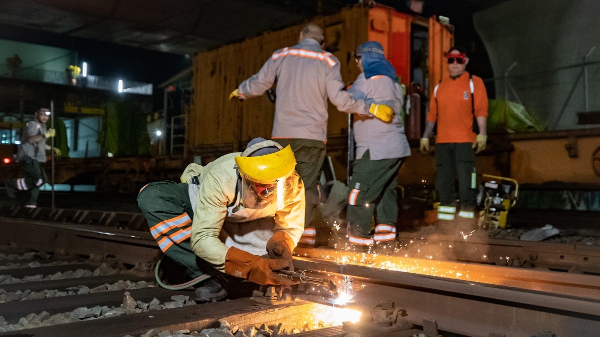 Así avanza el cambio de rieles en el Metro de Medellín
