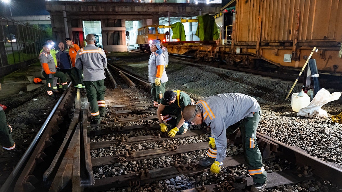 Así avanza el cambio de rieles en el Metro de Medellín
