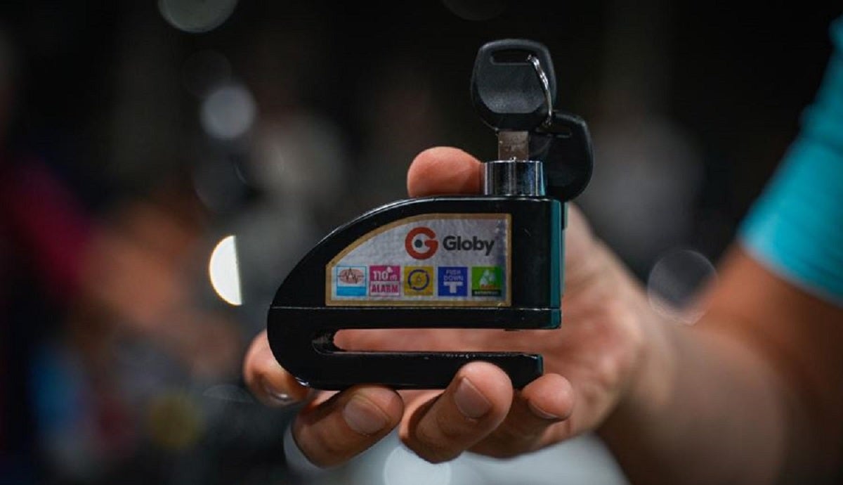 La Alcaldía de Envigado entrega candados con alarma a motociclistas,