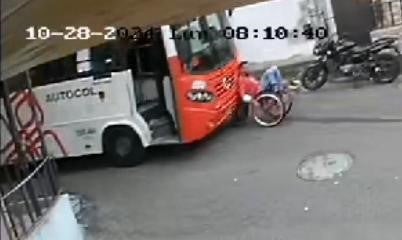 Conductor de bus embistió a un hombre en sillas de ruedas