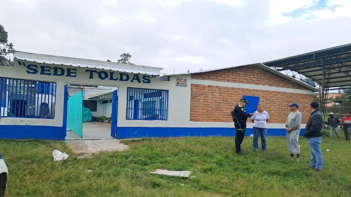 Presuntos ladrones roban escuela