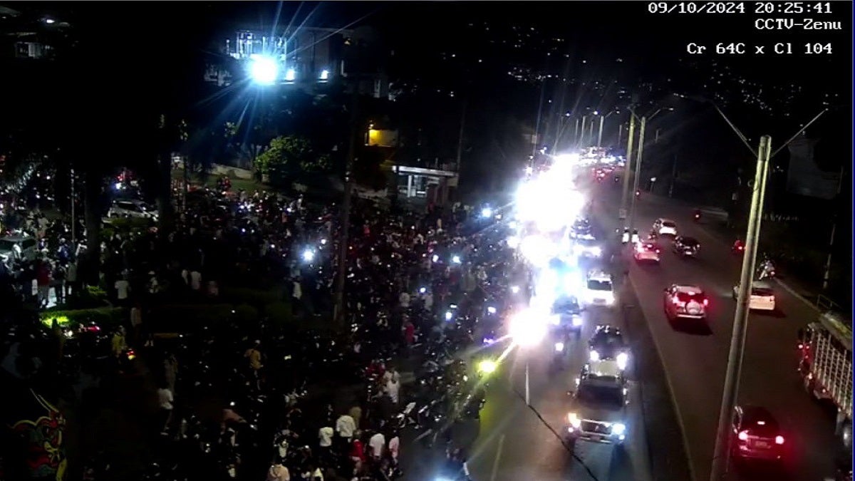 Caravana de fanáticos y rodada del cantante urbano Ryan Castro por varias vías de Medellín generó enorme colapso en la movilidad.
