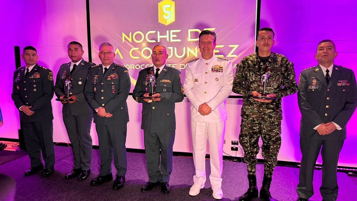 En Medellín se rindió homenaje a los hombres y mujeres de las Fuerzas Militares