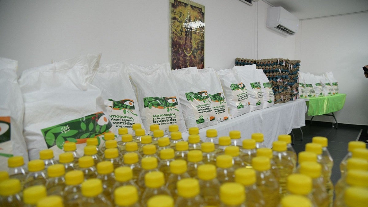 Entrega de paquetes alimentarios en Antioquia