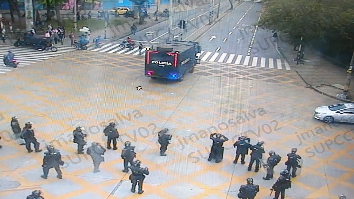 Protesta encapuchados en la calle Barranquilla, cerca a la UdeA