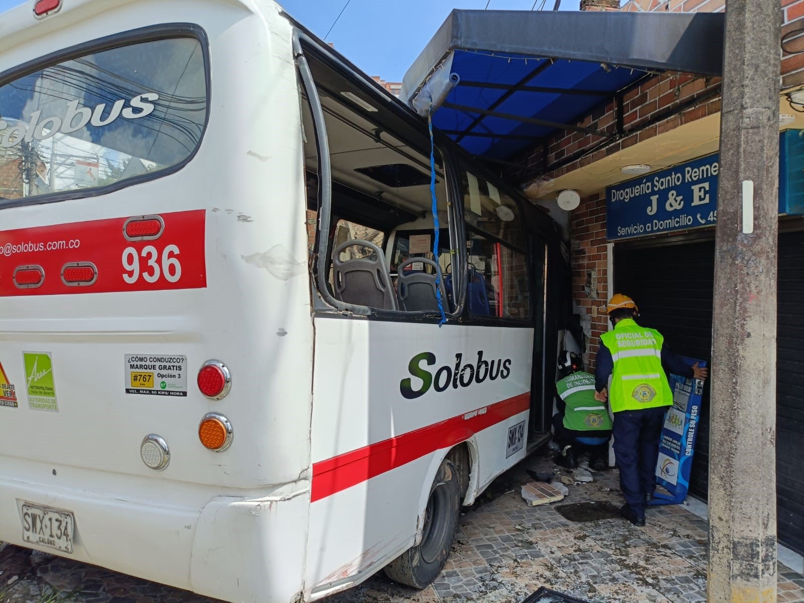 Choque de bus contra vivienda deja cinco heridos en La Estrella, Antioquia