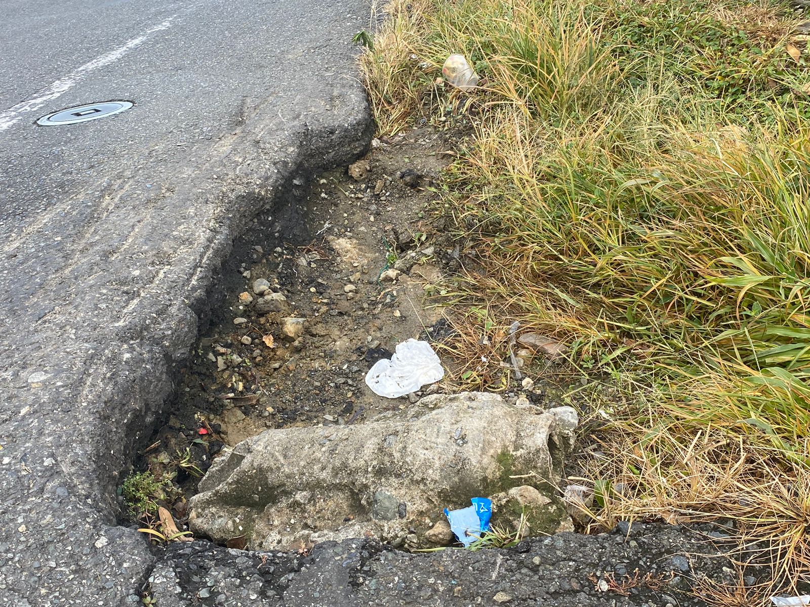 [FOTOS] Andén agrietado y mortal en Manrique Guadalupe: un clamor sin respuesta