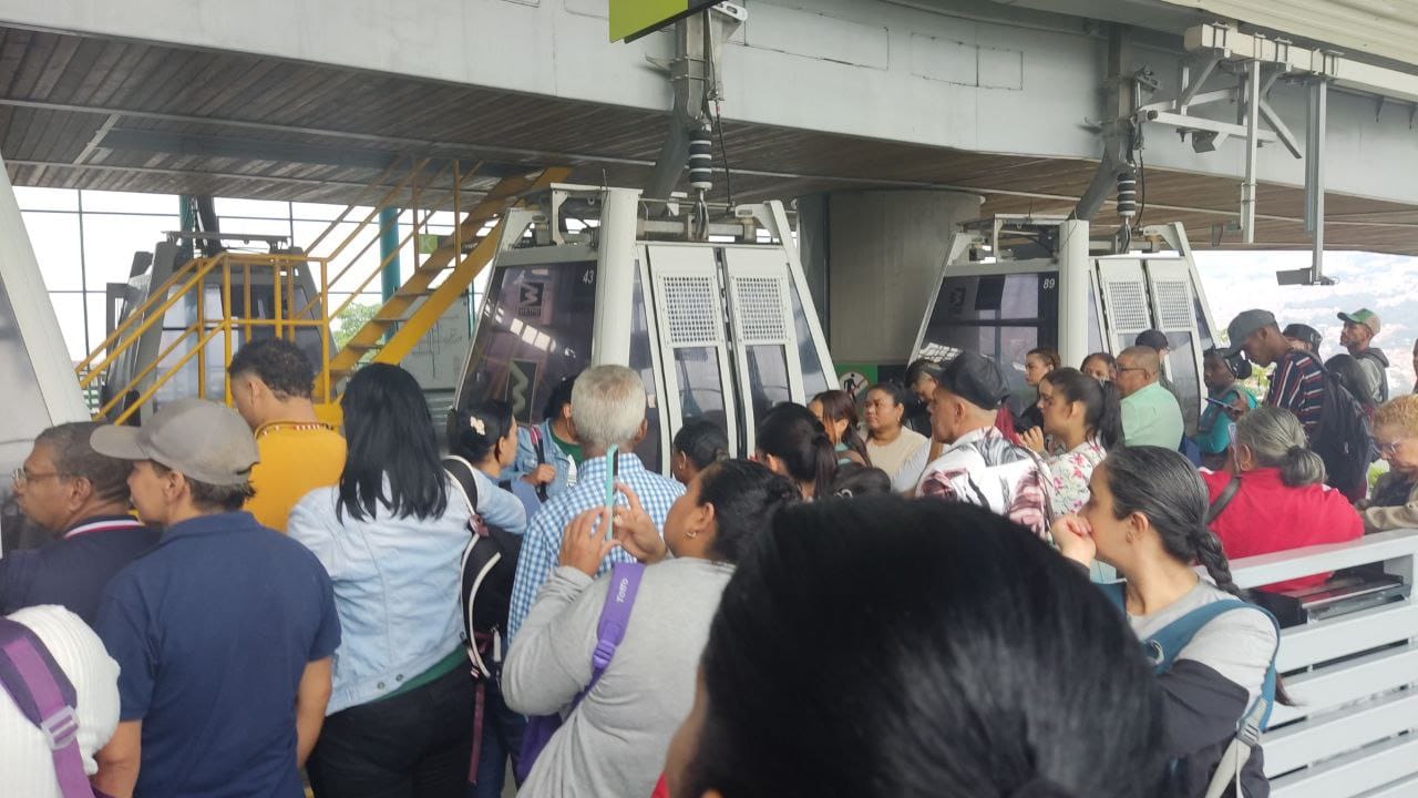 Metrocable paralizado por un perrito en la estación Santo Domingo Savio
