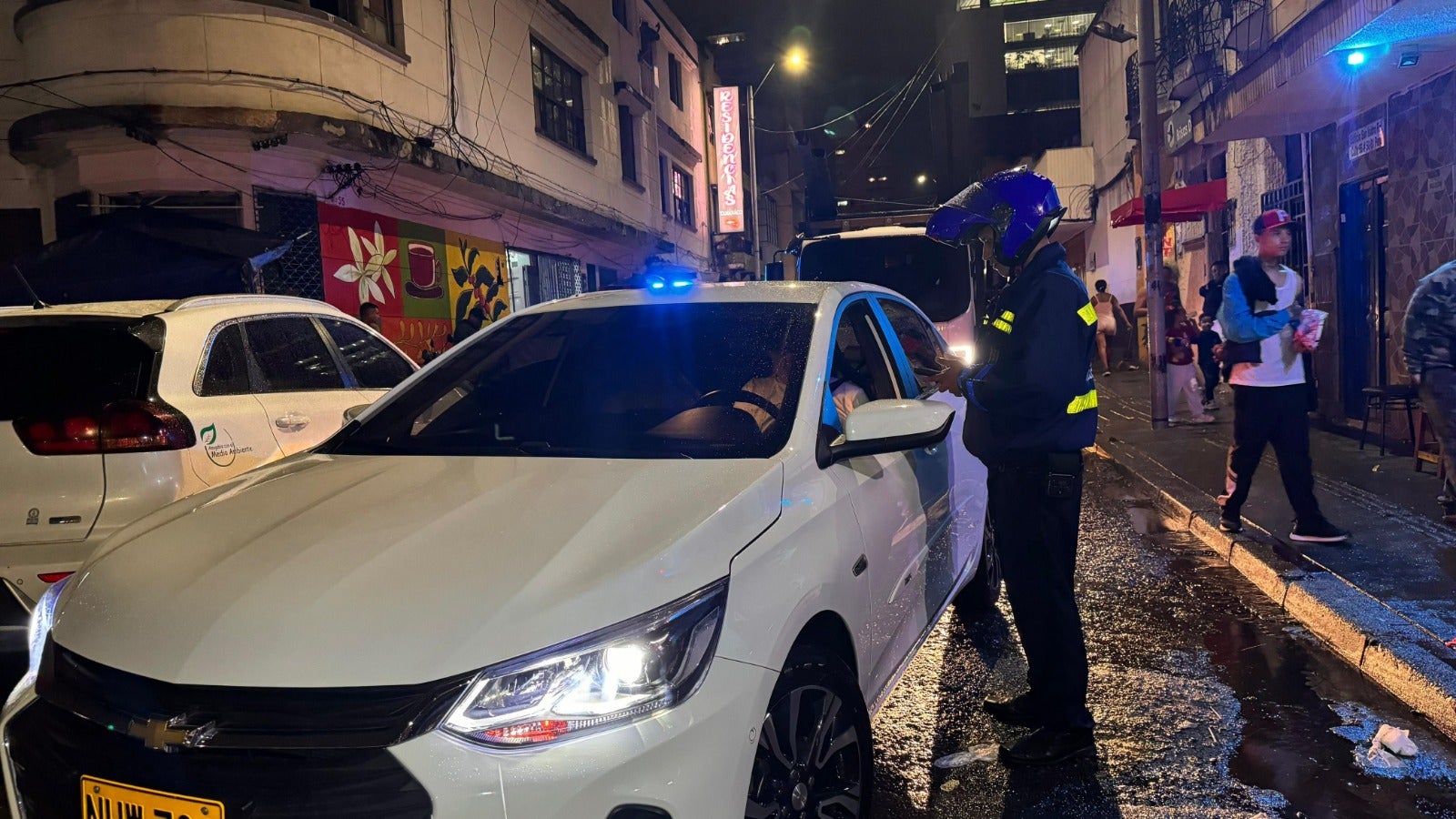 [FOTOS] Operativo en el centro de Medellín: 18 comparendos y 15 armas blancas incautadas