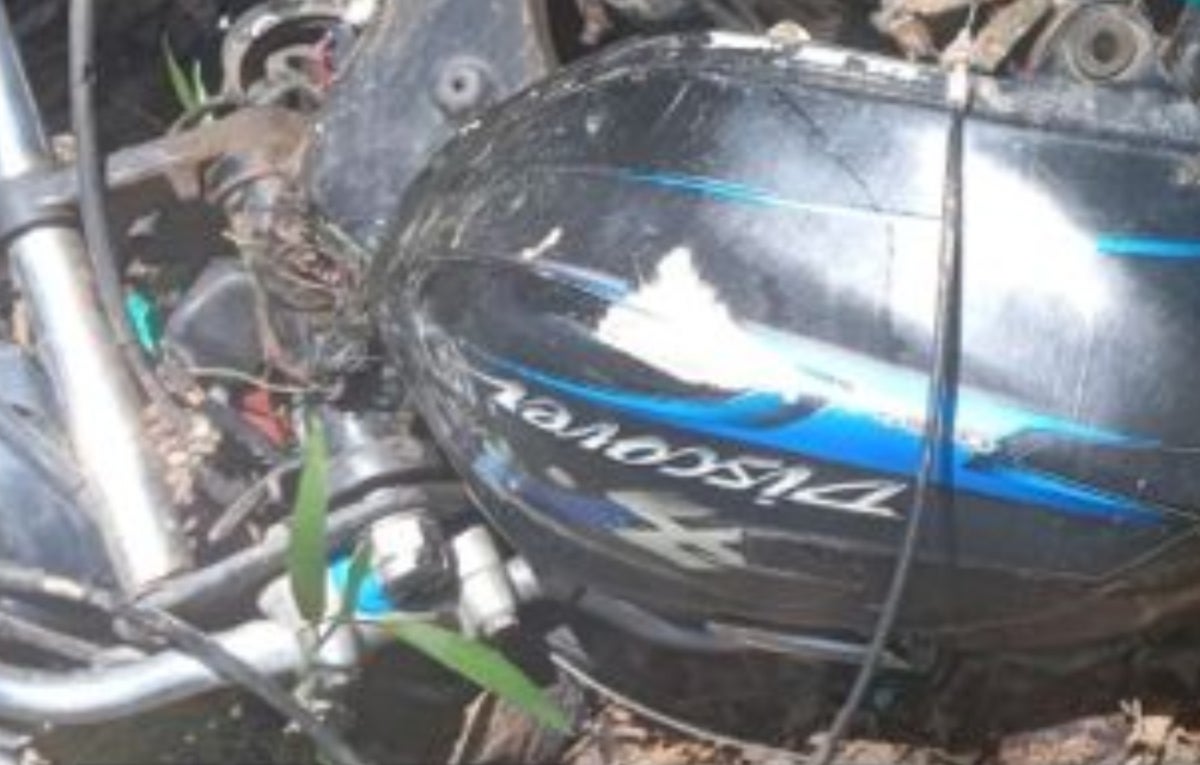 En estado de descomposición y al lado de su moto encontraron el cuerpo de un joven en la vía Nechí
