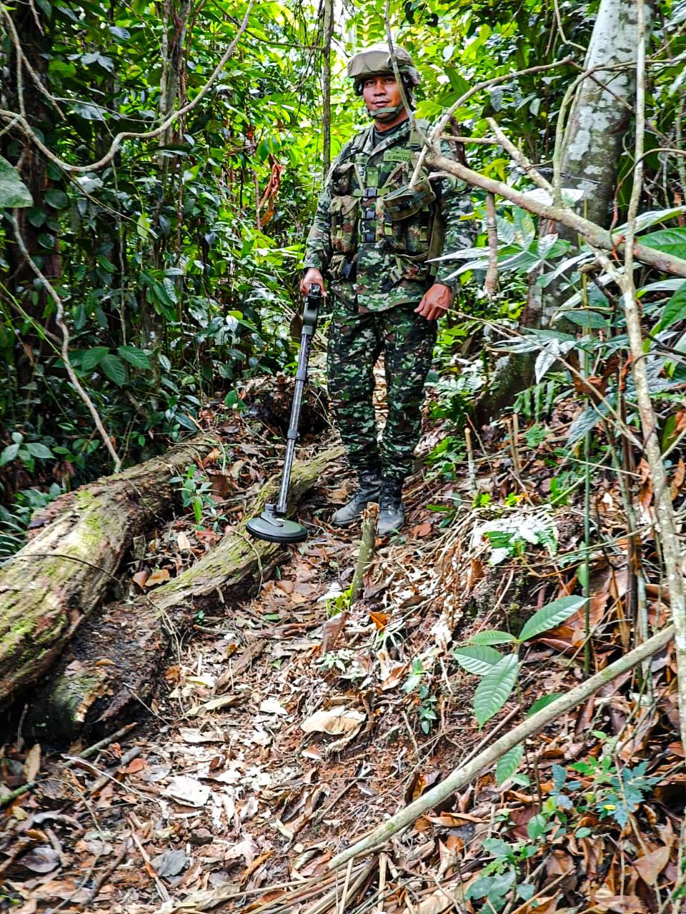 [FOTOS] Ejército neutralizó tres minas antipersonales en zona de alta tensión de Segovia, Antioquia