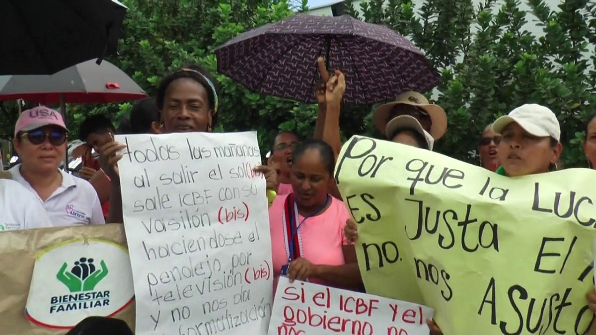 Madres comunitarias protestaron en las instalaciones del ICBF en Apartadó para exigir garantías laborales.