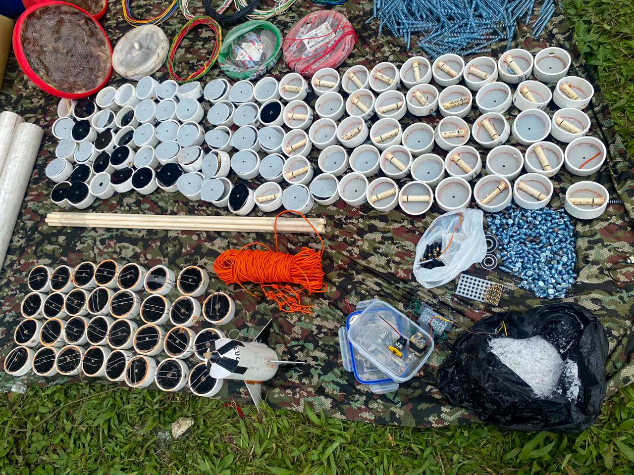 Ocultos en una carpintería FARC fabricaba explosivos para ser lanzados desde drones en Antioquia