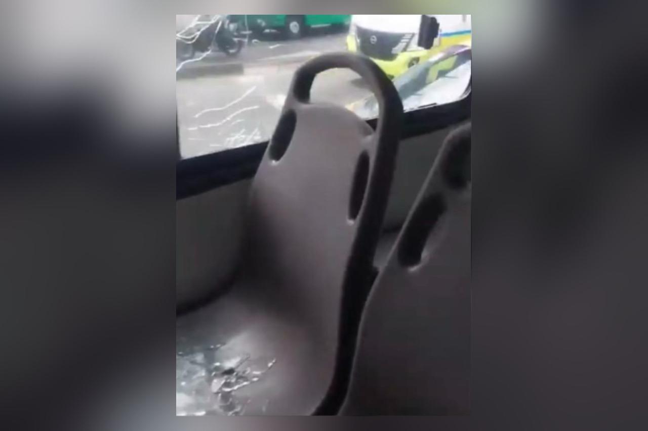 Ventana hecha añicos y pasajeros aterrorizados dejó nuevo ataque con piedras a un bus en Medellín
