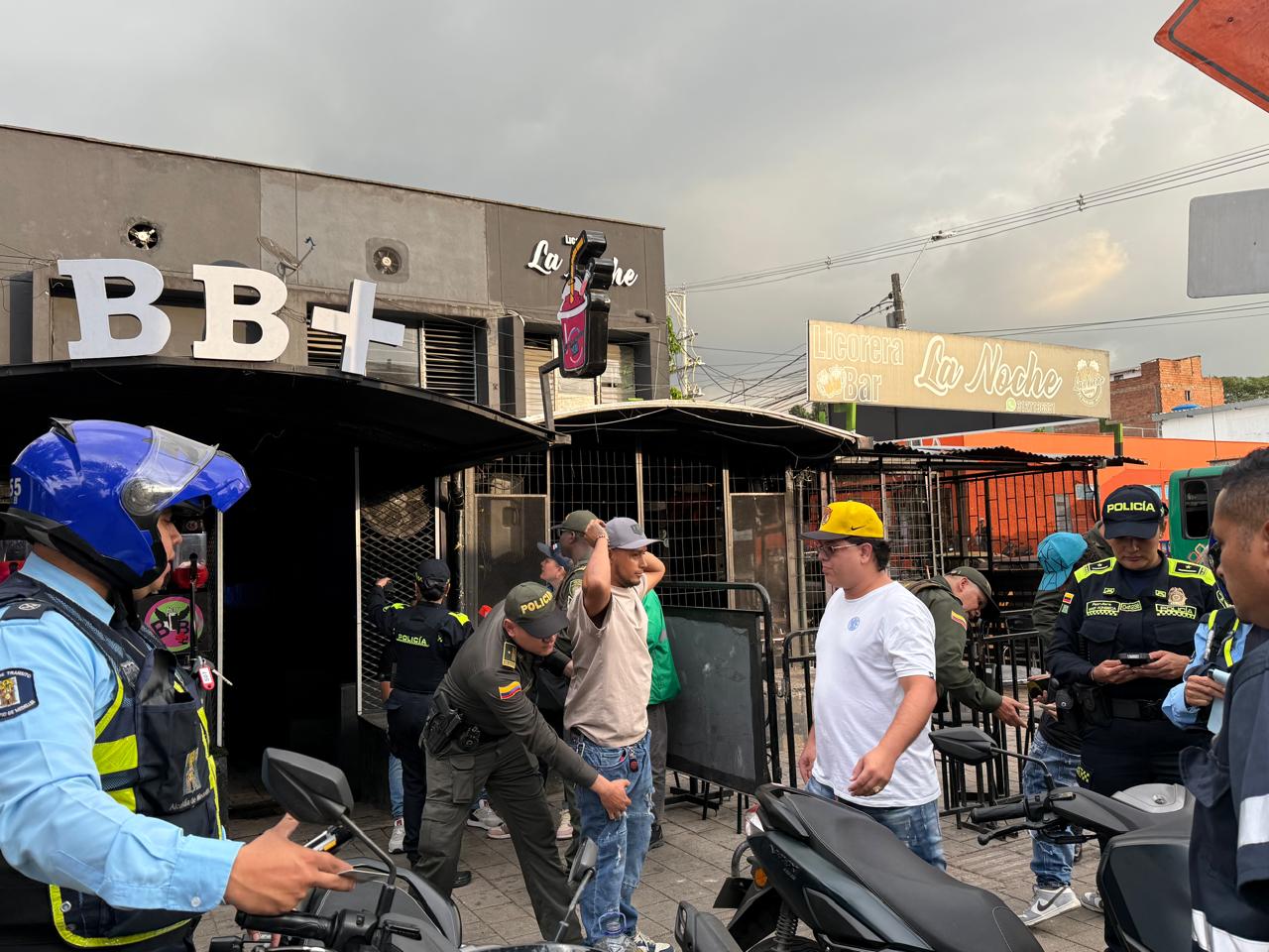 Motos inmovilizadas y cuchillos incautados: La policía se tomó el barrio Moravia de Medellín