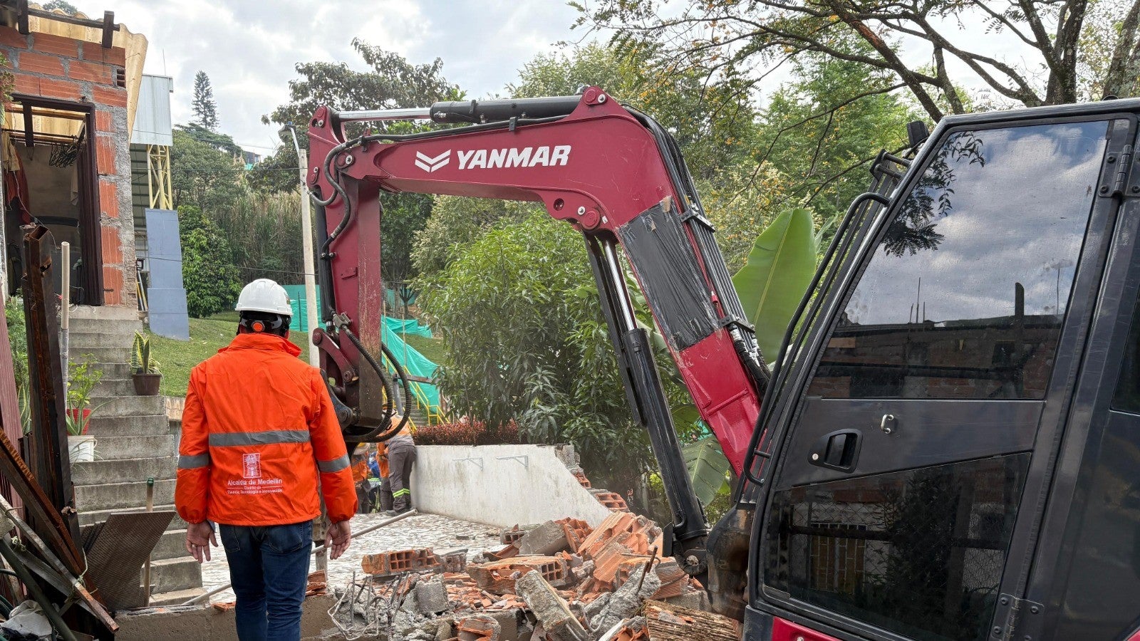 Derriban taller de motos que servía de fiestas clandestinas en el barrio Guayabal de Medellín