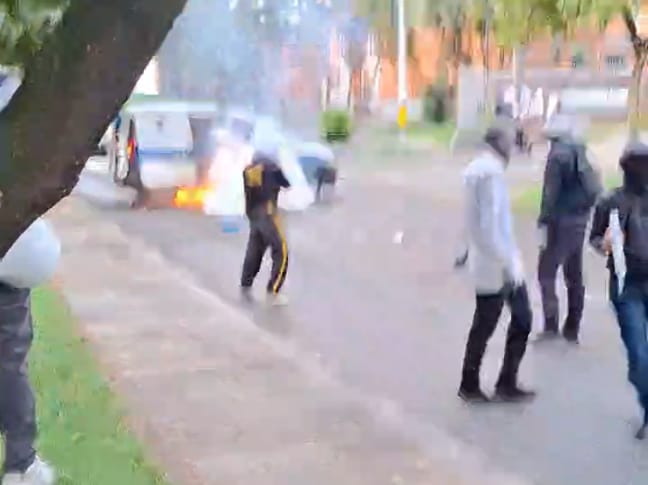 Vehículo quemado de la secretaria de movilidad