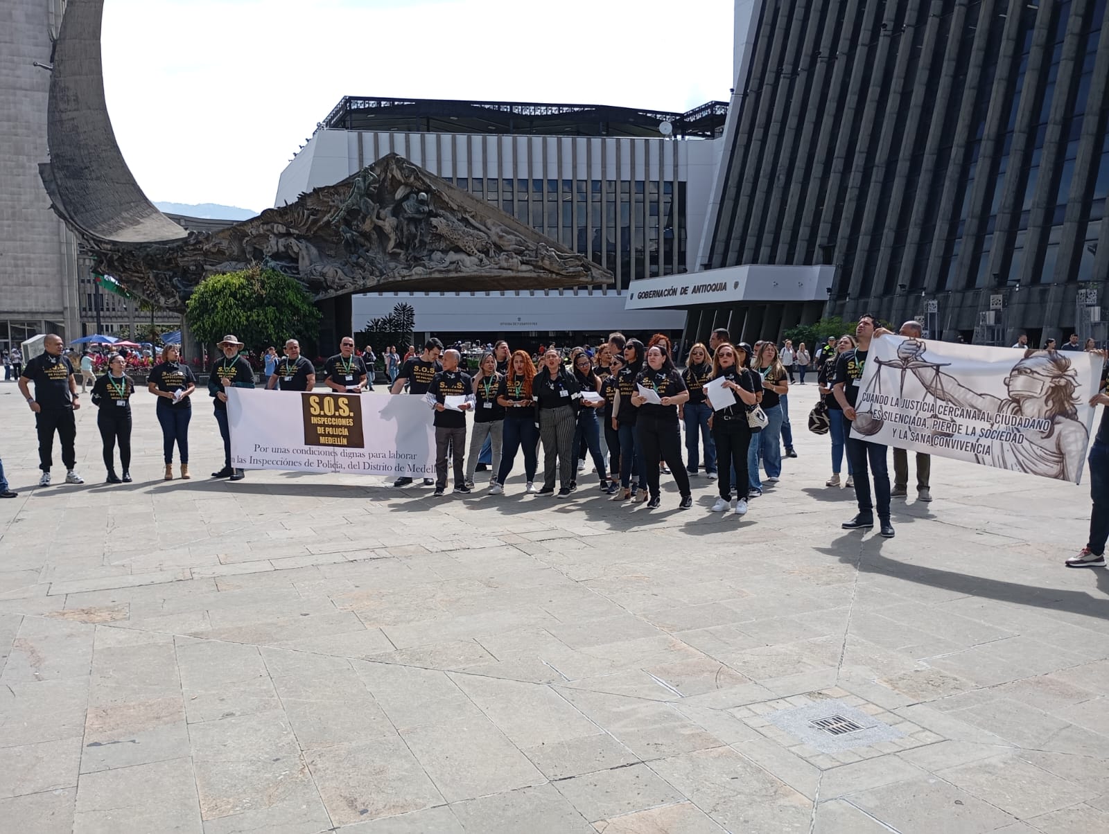 Inspectores de policía le hicieron plantón a Fico por tema de Efraín Juárez