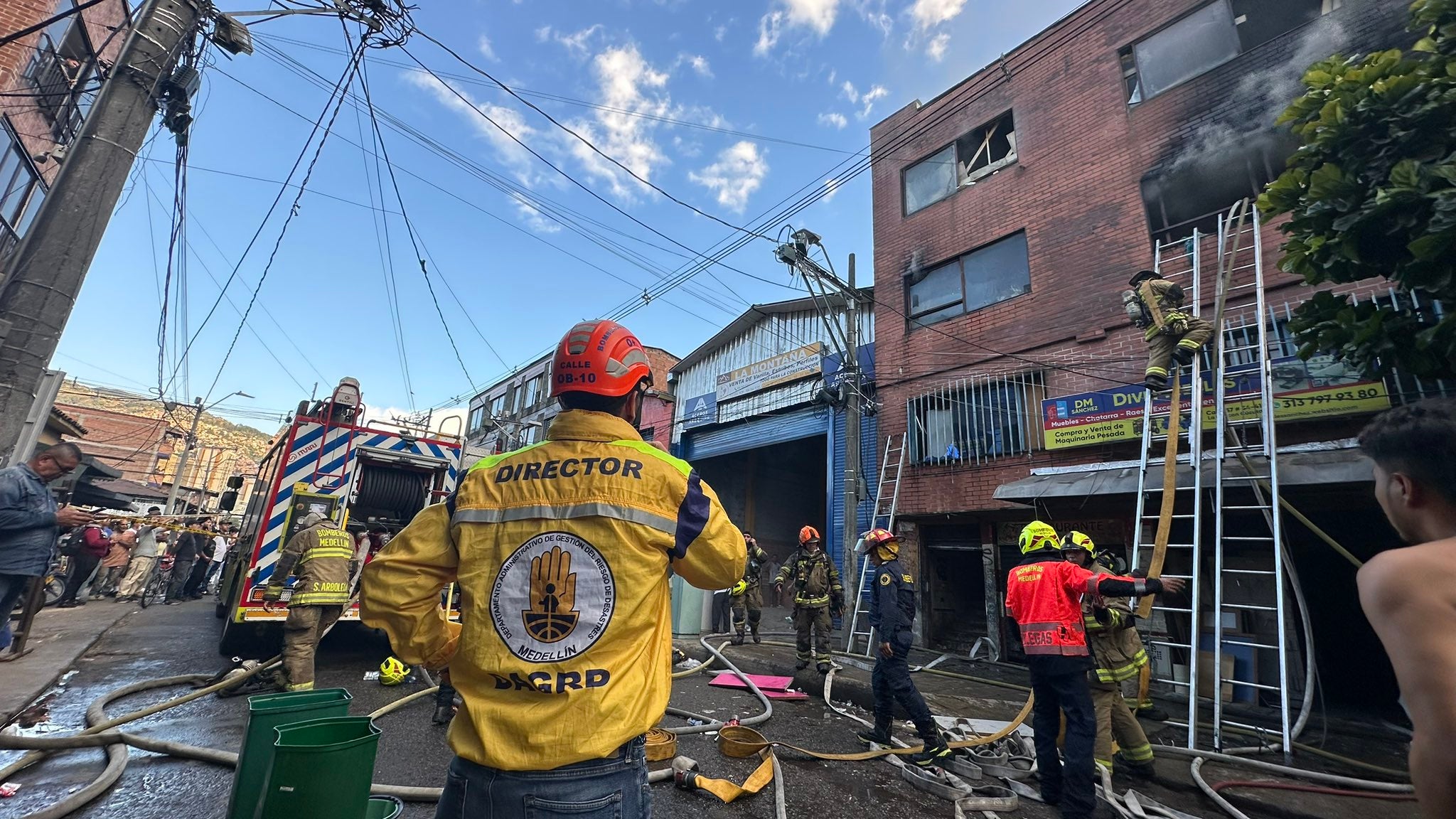 Bomberos rescataron a empleados que estaban atrapados en un edificio en Medellín