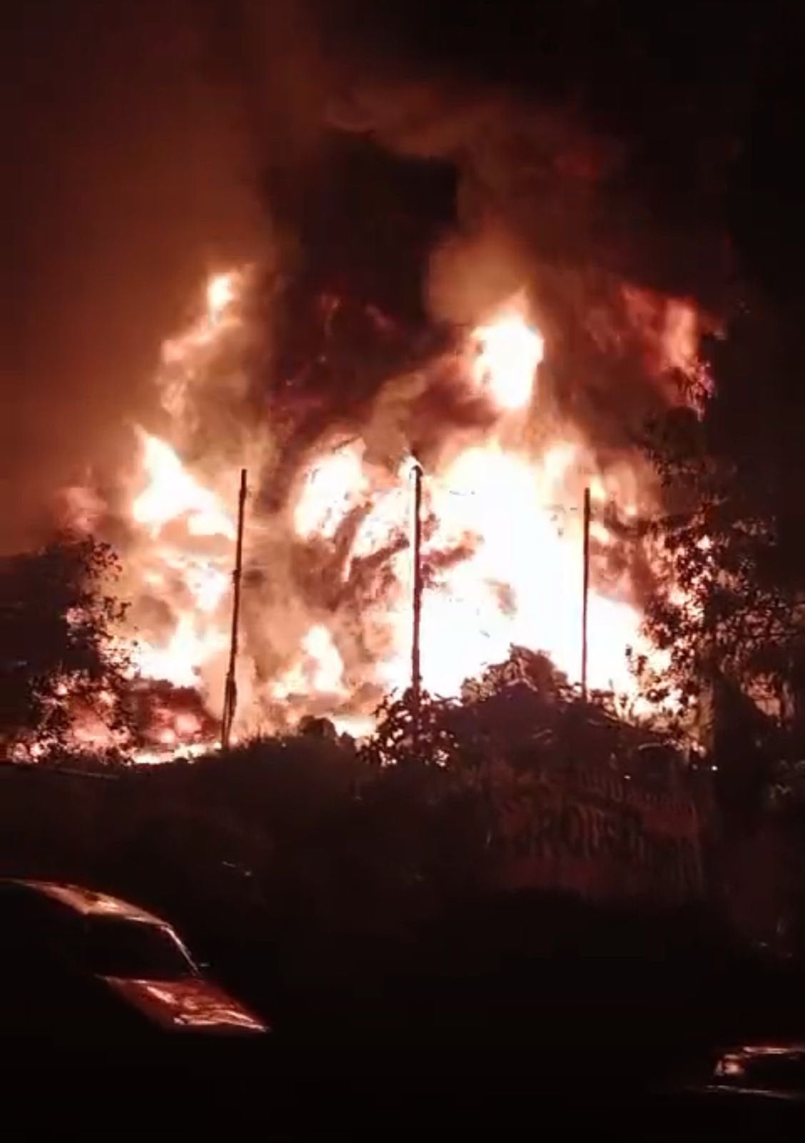 Globo quemó un parqueadero en el barrio Belén de Medellín