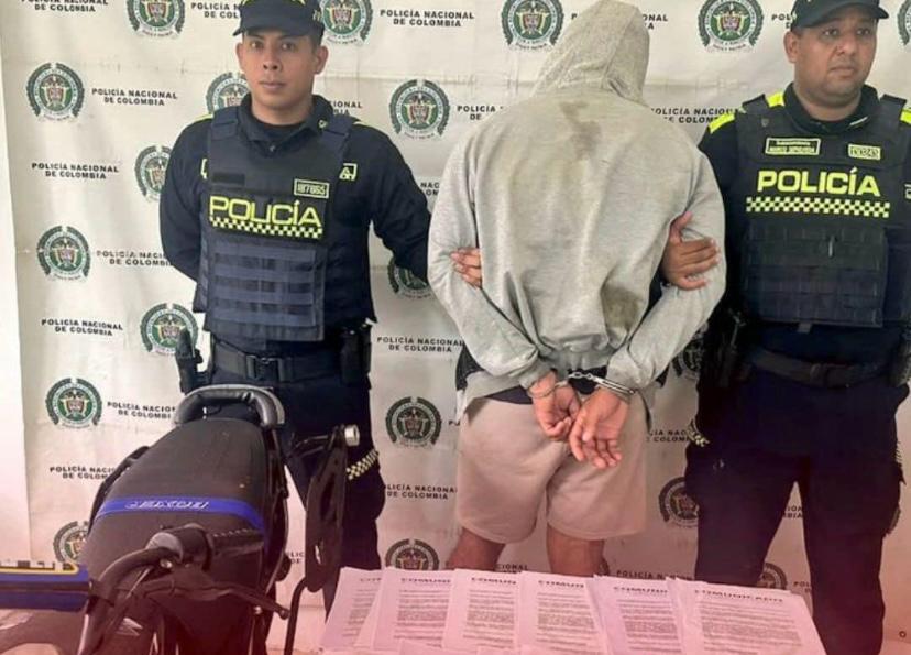 Capturan a hombre con panfletos del AGC que prohíben los préstamos "gota a gota" en Carepa
