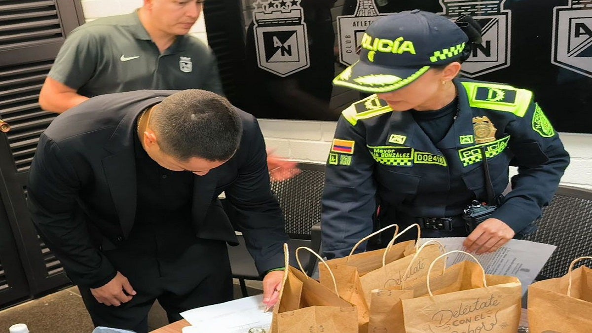 La celebración del director técnico de Atlético Nacional generó molestia en las autoridades de Medellín. El estratega podría pagar una sanción económica según el código de convivencia de la Policía