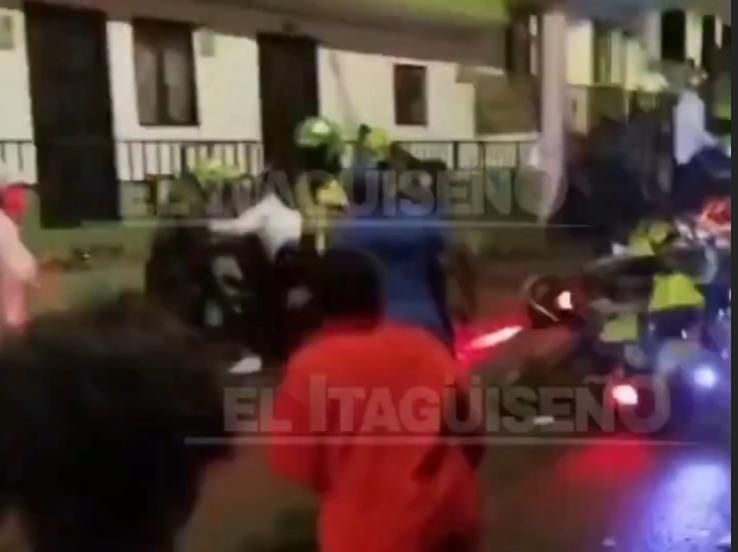 Policías heridos y un detenido dejó fiesta descontrolada en Itagüí