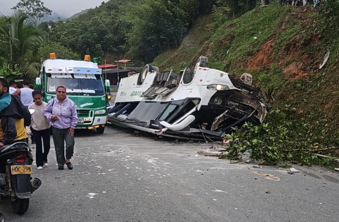 Accidente de transito en el la vía Medellín - Amalfi: 20 personas heridas