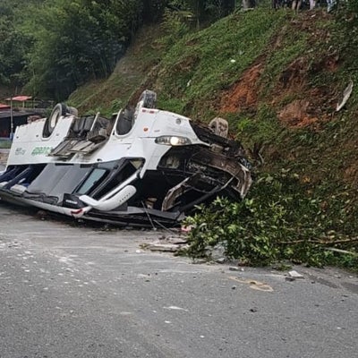 Almalfi: 20 personas lesionadas dejó el volcamiento de un bus