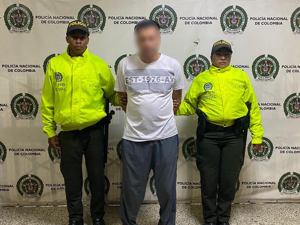 este hombre torturó y tiro de un cuarto piso a su compañera sentimental en Medellín