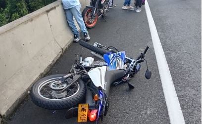 Motociclista sobrevive a caída de 10 metros desde un puente en la vía Caldas-Amagá